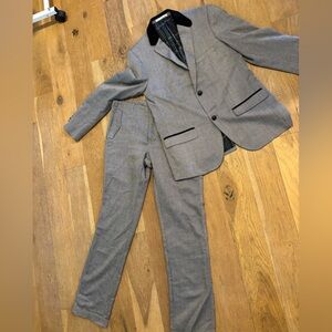 Stylish Gray Suit with Black Accents
